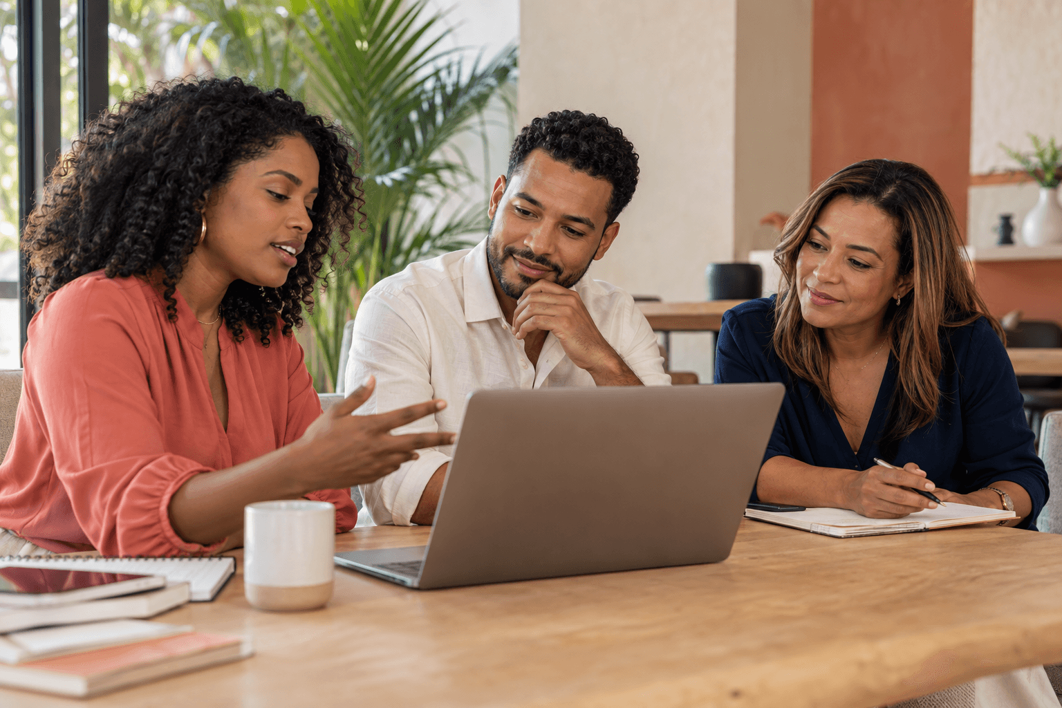 Ilustración fotográfica de tres colegas conversando sobre información en una computadora